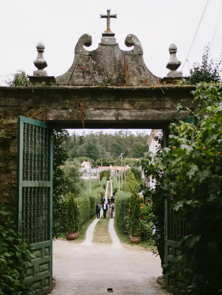 Camino principal de acceso al Pazo de Sergude, rodeado de jardines.