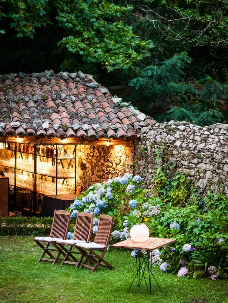 Espacio interior del Pazo de Sergude con decoración cálida y ambiente acogedor.