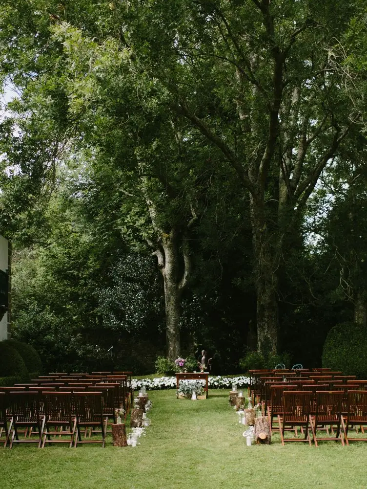 Espacio natural del Pazo de Sergude preparado para ceremonias al aire libre.