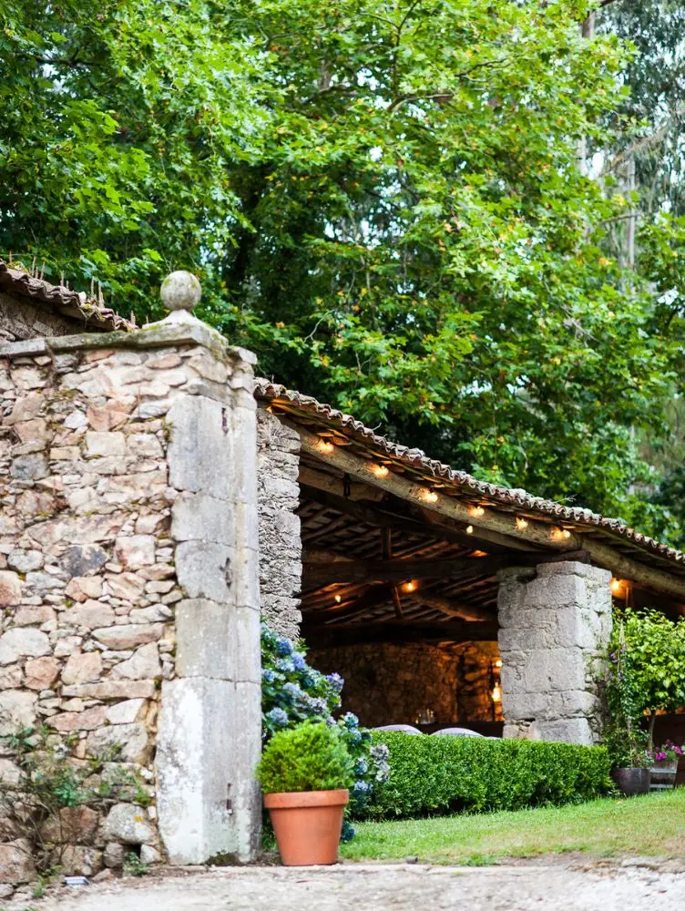 Espacio rústico de piedra y madera en el Pazo de Sergude, ideal para cócteles.