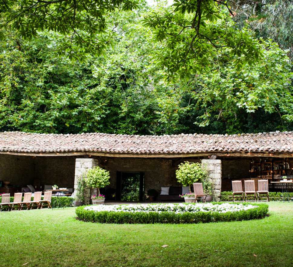 Espacio con soportales y parras en el Pazo de Sergude, rincón perfecto para cócteles.