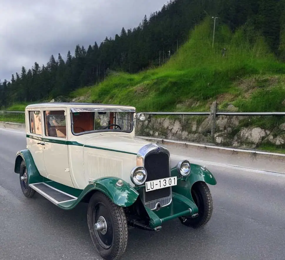 Coche de época en el Pazo de Sergude, detalle para bodas y celebraciones elegantes.