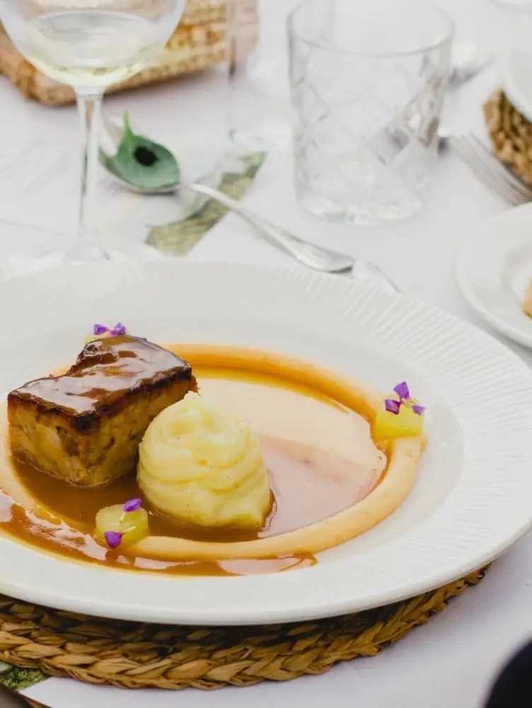 Prato principal, presentación gastronómica de evento Cinza e Lume.