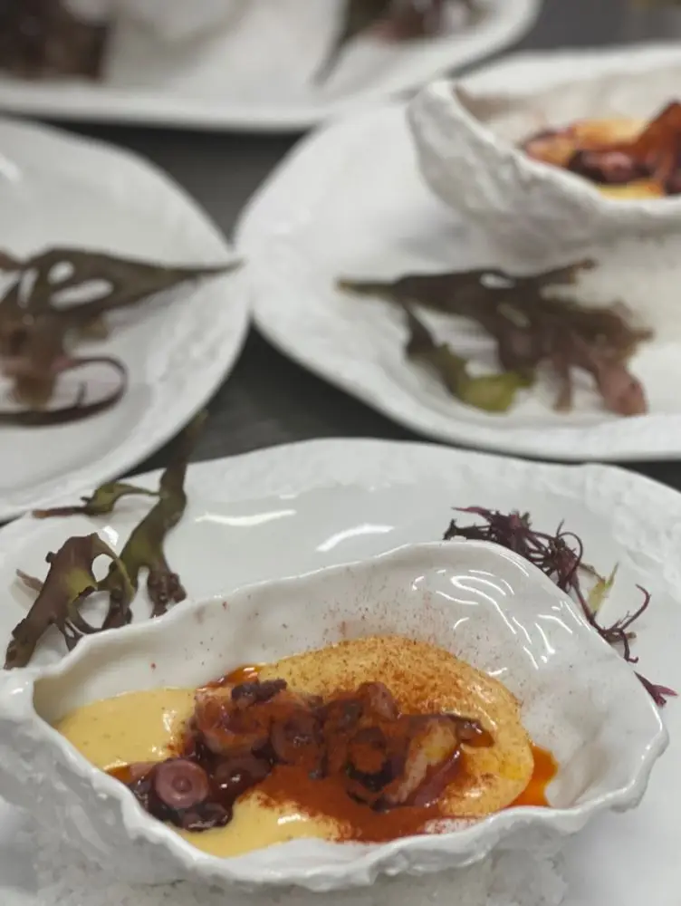 Prato principal gastronomía coidada Cinza e Lume