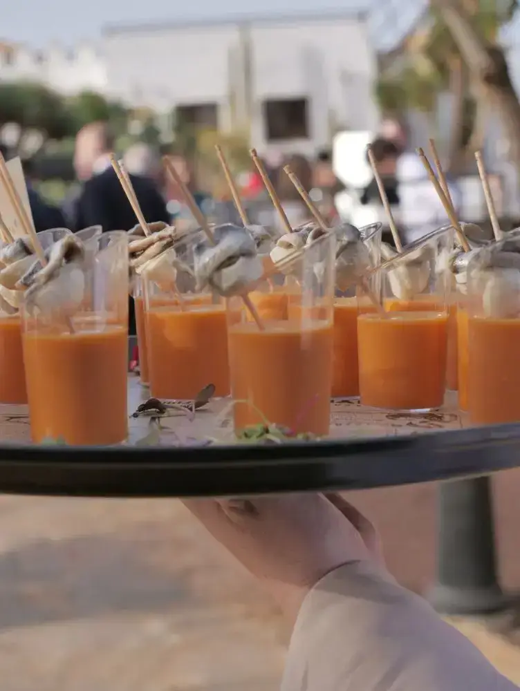 Vasiños de gazpacho servidos en bandexa, aperitivo veraniego do catering Cinza e Lume.