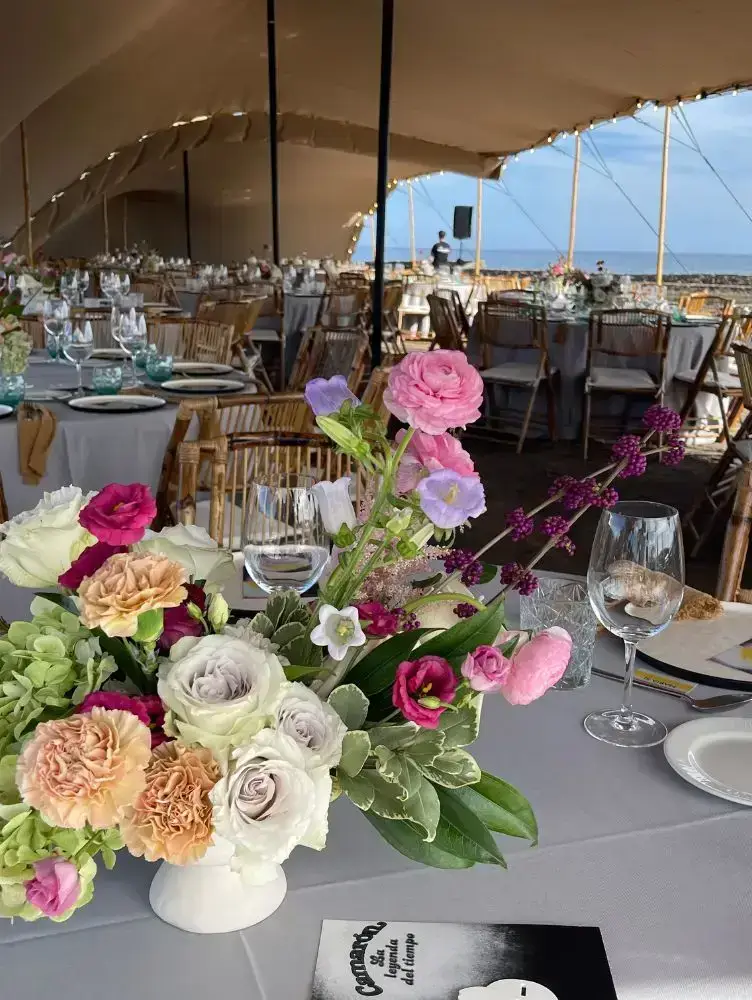 Centro de mesa con rosas e hortensias en tons pastel, decoración floral de evento Cinza e Lume.