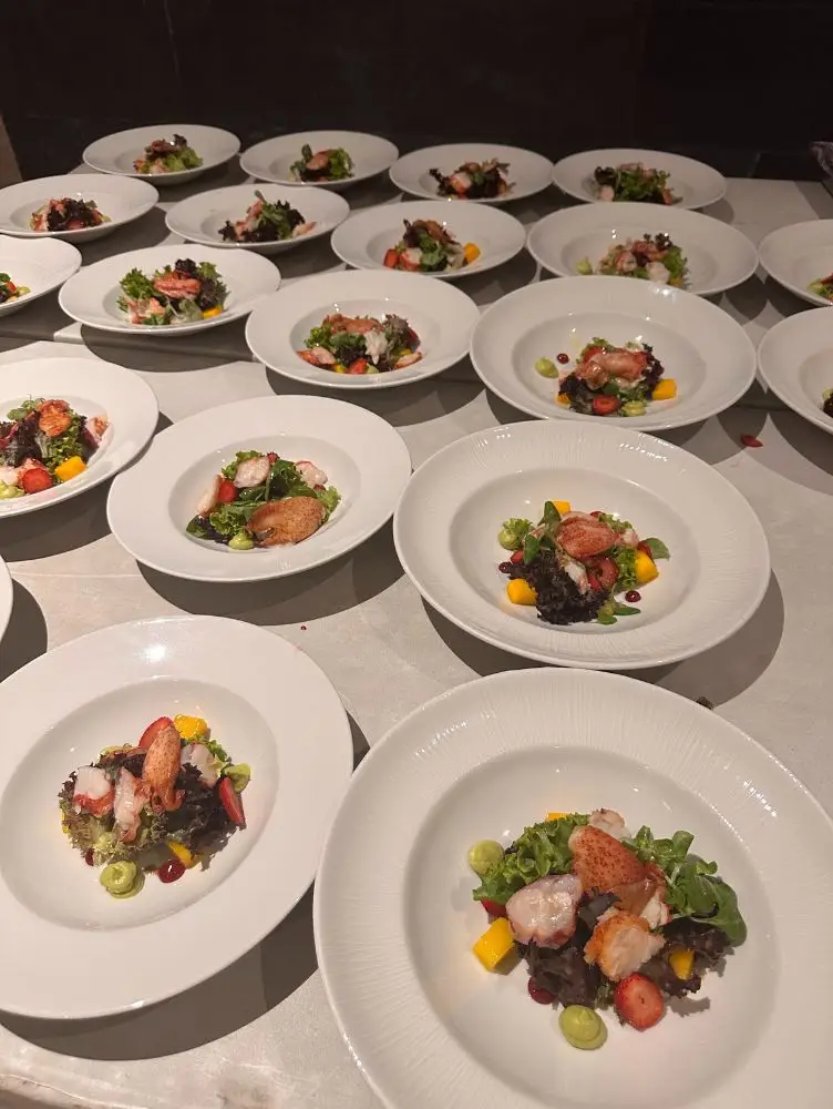 Pratos de cociña creativa galega presentados en serie, menú degustación de Cinza e Lume.