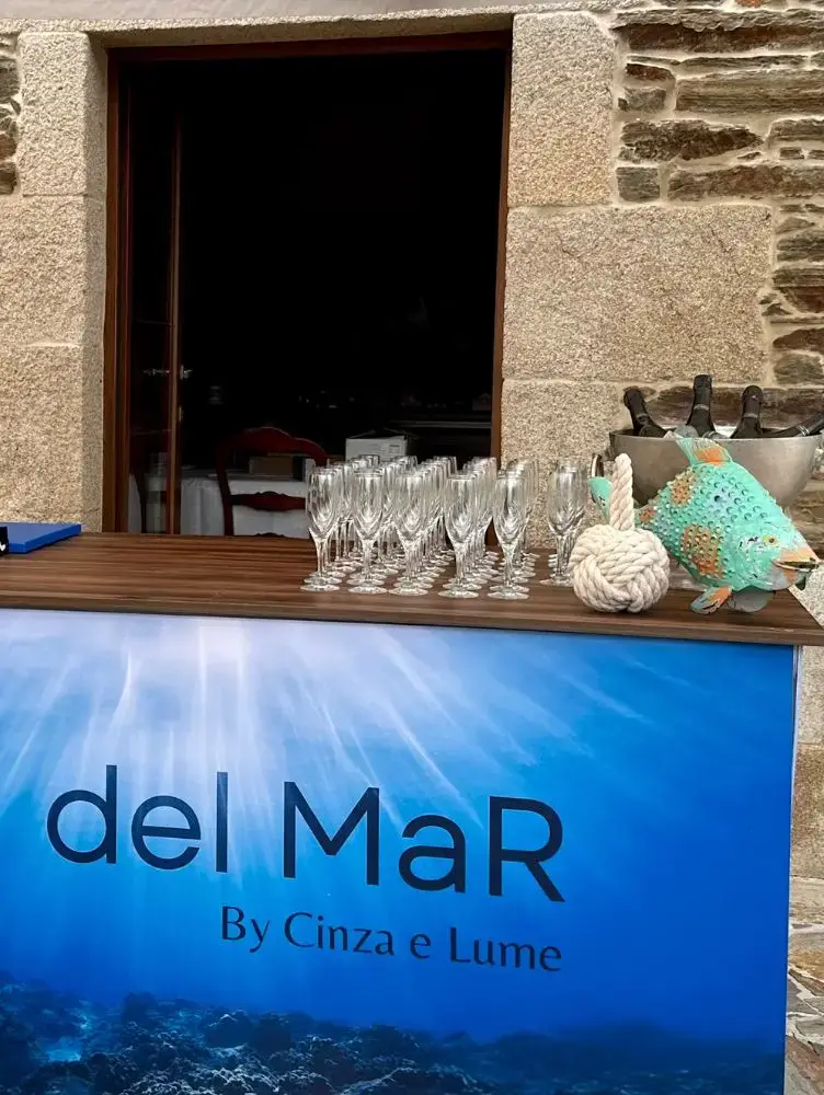 Barra de bebidas Del Mar by Cinza e Lume con decoración mariña, servizo especializado para eventos.