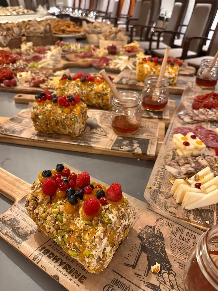 Mesa de sobremesas e froitas frescas con repostaría artesanal, estación doce de catering Cinza e Lume.