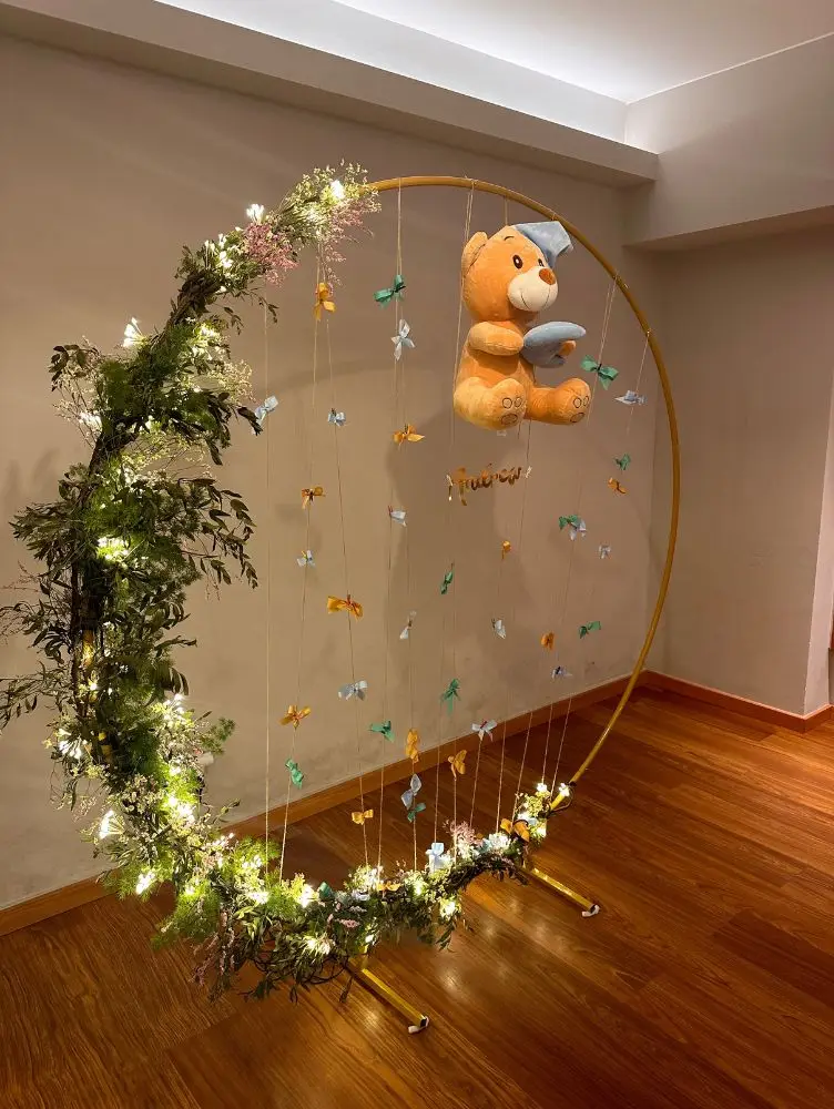 Arco floral con luces e peluche decorativo, recuncho infantil de evento interior Cinza e Lume.