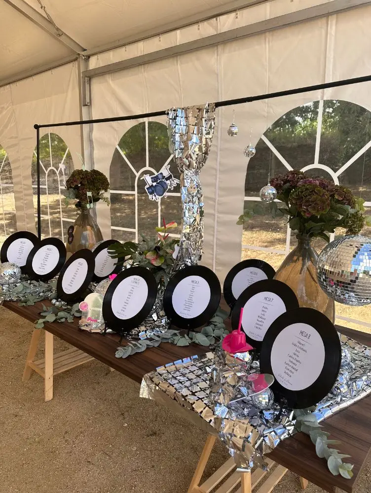 Decoración de sitting con carteis de nomes e centros florais baixo carpa, detalle de benvida para invitados por Cinza e Lume.