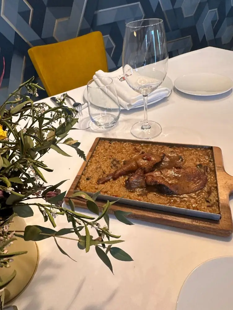 Detalle de emplatado en restaurante Cinza e Lume