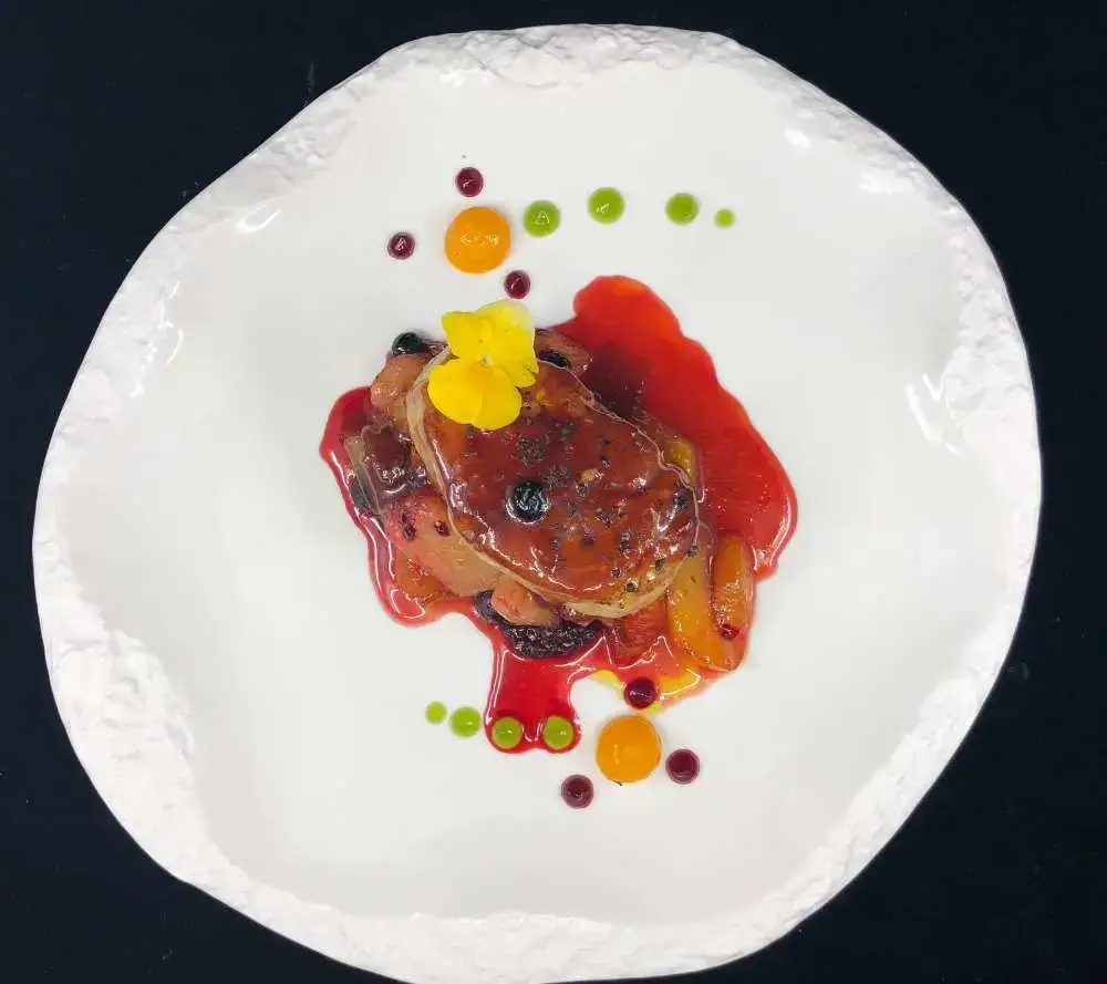 Presentación de plato en restaurante gastronómico en Galicia