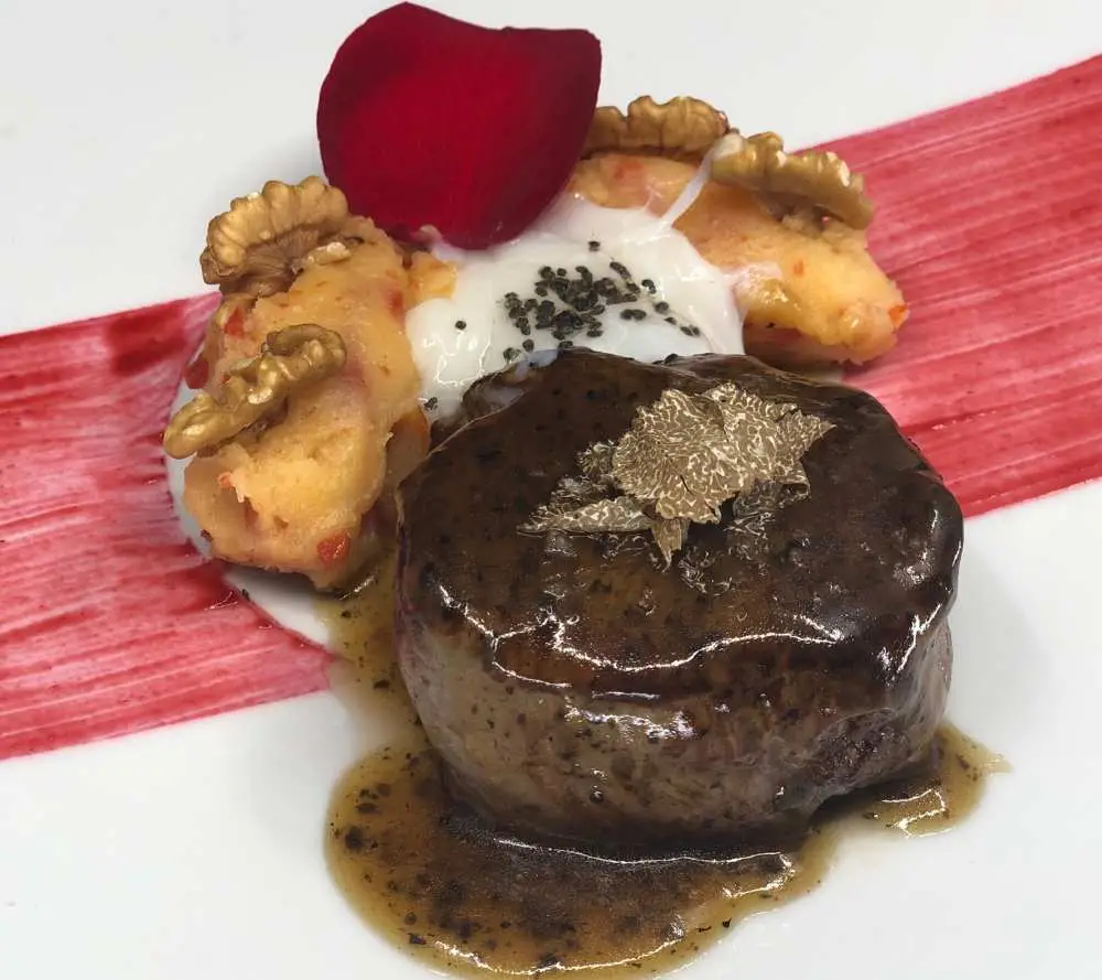 Detalle de cocina gourmet en restaurante Cinza e Lume